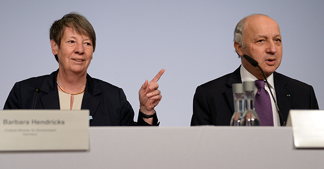 Bundesumweltministerin Hendricks und der französische Außenminister Laurent Fabius bei bei einer Pressekonferenz vor dem 6. Petersberger Klimadialog