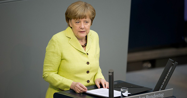 Kanzlin Merkel am Rednerpult im Bundestag.