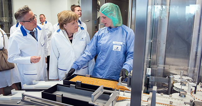 Bundeskanzlerin Angela Merkel beim Besuch von Sanofi an der Reinigungsstation