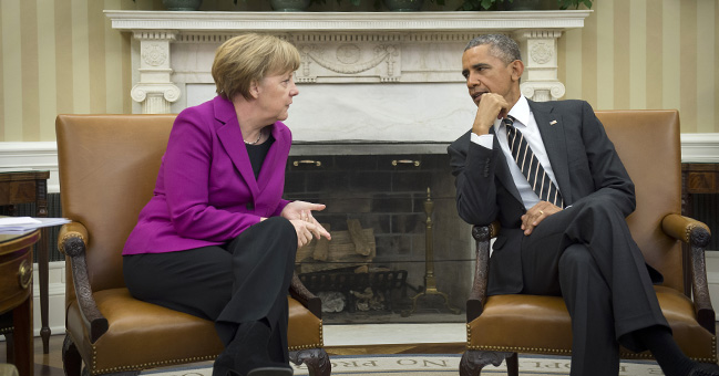 Bundeskanzlerin Angela Merkel unterhält sich mit US-Präsident Barack Obama.