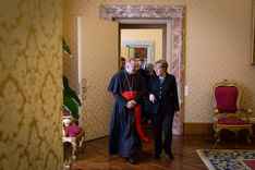 Bundeskanzlerin Angela Merkel mit Staatssekretär Pietro Parolin.