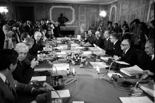 Vom 15. bis zum 17. September 1975 diskutieren die Staats- und Regierungschefs der sechs wichtigsten westlichen Industrienationen - hier während einer Arbeitssitzung - über die Lage der Weltwirtschaft.Weltwirtschaftsgipfel,G8,Rambouillet …