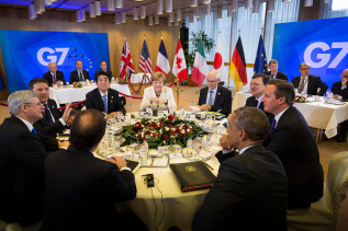 Blick in die Runde bei einem Arbeitsessen im Rahmen des G7-Treffens.